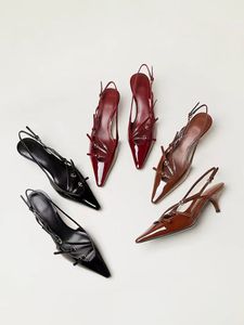 Tisos de diseñador Zapatos para mujeres Bottoms rojos Sandalias Sandalias de tacones famosos Mujeres Sexy Toe puntiagudas Red Sole 5 cm Shops Wedding Dress Shoes Nude brillante 34-40
