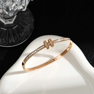 Bracelet en acier titane Beimu H incrusté de diamants haut de gamme japonais et coréen pour femme, design de niche de luxe léger avec une couleur qui ne se décolore pas
