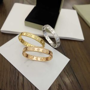 Designer Jewelry Luxury Bracelet VCF Kaleidoscope 18k Gold Van Clover Bracelet with Sparkling Crystals and Diamonds Perfect Gift for Women Girls 63R5