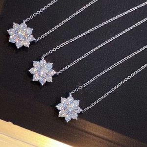 Colliers de bijoux de créateurs Pendant Full Diamond Sunflower HW Collier Femme cuivre plaqué Silver Light Designer Bijoux Luxury Small and Simple New Jewelry