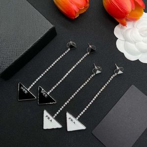 Joyería de diseño Pendientes Parda Stud para mujer Pendientes de triángulo invertido Estilo largo Temperamento de borla Sexy Gancho de uñas de plata pura Clips para las orejas