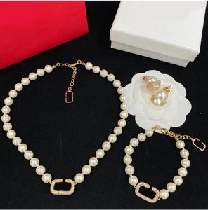 Conjunto de joyería de diseñador Chapado en oro de 18 quilates Collar de perlas de diamantes Pulsera Pendientes Carta de moda con caja para mujer Regalo de aniversario de Navidad Fiesta Fecha Show