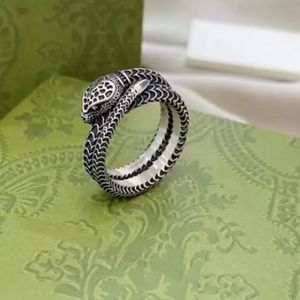 Joyas de diseñador Patrón de serpiente a rayas letras de estilo vintage Fashion Silver Brand Rings Mens Fiesta de la mujer Boda Joyería del anillo