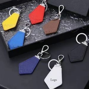 Porte-clés design Porte-clés cutané Triangle en métal marque les porte-clés de voiture dans une variété de couleurs Luxe Llavero Porte-clés de haute qualité Classique Luxe exquis