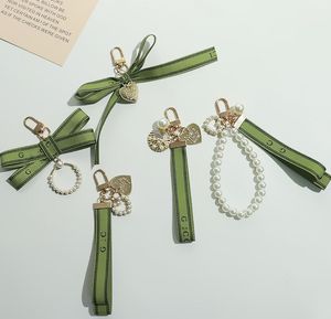 Llavero de diseño Llavero de lujo bolso encanto llavero de coche femenino Perla encanto cinta verde conchas delicadas llavero pareja colgante regalo al por mayor