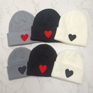 Diseñador Niños Gorro de punto Gorro de lana para bebés Niños Niña Otoño Invierno Gorros cálidos Niños Gorros con estampado de corazones Gorros clásicos esskids CXD2310256