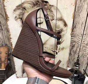 Designer dames sandales compensées de haute qualité T sangle talons hauts sexy en cuir verni femmes robe lettre mode métal boucle sandales 35-41 taille