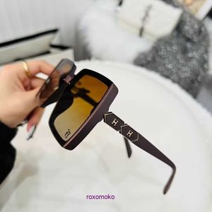 Diseñador Luxury Brand H Home gafas de sol a la venta 2023 Moda cuadrada marco grande resistente a los rayos UV para mujer fotografía de gama alta y tendencia de conducción ingenio con caja de regalo