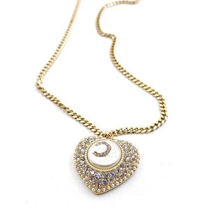 Collier de coeur classique de luxe de luxe français diamants blancs incrustés de perles de strass en laiton matériel femmes collier de charme livrer cadeau de mère