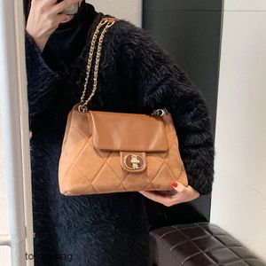 Diseñador Moda de lujo Bolsas de hombro Instagram Coreano Nuevo bolso de cadena para mujer con hilo bordado Lingge Versátil Estilo occidental Solo hombro Crossbody Post