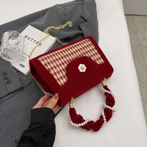 Diseñador Moda de lujo Bolsas de asas Mano Hebilla de perla Pequeño Estilo fragante Bolso para mujer Bolsa de novia 2023 Estilo de moda y de moda Versátil Un hombro Crossbod