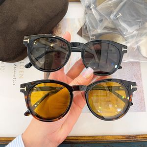 Diseñador Hombres y mujeres Gafas de sol Gafas ópticas Moda Casual Dos lentes Imán oculto Lentes de adsorción Gafas transparentes Vacaciones al aire libre 5823-H-B