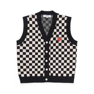 Suéteres de diseñador para hombre Play Com des Garçons CDG Cárdigan con cuello en V Corazón rojo Chaleco a cuadros blanco y negro Lana Talla XL