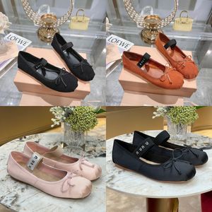 Designer Miui Ballet Shoes Fashion Professional Dance Shoes 2024 Satin Ballerinas MM Plateforme Bowknot Bouche peu profonde Sandales plates simples pour femmes 35-40