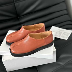 Zapatos de plataforma MM6 de diseñador, estilo de pasarela de otoño/invierno, zapatos casuales clásicos ultraligeros, zapatos de cuero con temperamento noble en color marrón, blanco y negro