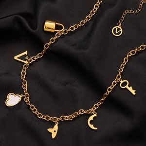 Collar de diseñador Marca de cristal Colgantes de letras Hombres Mujeres Alta calidad 18k Oro Collares de acero inoxidable Cadena de encanto Accesorio de moda Regalo de joyería
