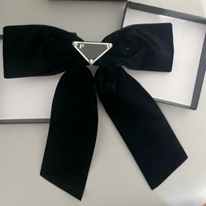 Diseñador Nuevo Metal Tiburón Pinza para el cabello Triángulo clásico Bowknot negro Letras de lujo Pinza para el cabello Mujeres Regalo de alta calidad Joyería para el cabello Estilo vintage Sombreros 20 Estilo