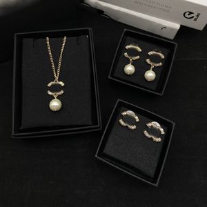 Diseñador Colgantes Collares Pendientes Eardrop Chapado en oro Cobre Latón Stud Marca de lujo Letra Blanco Cristal Gargantilla Colgante Collar Cadena Accesorios de joyería