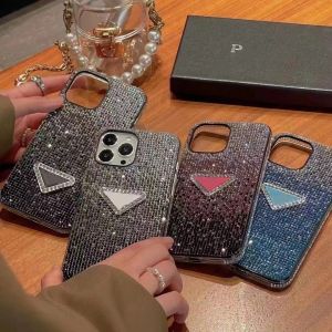 Designer Phone Case Fashion Full Diamonds Triangle Standard Cases pour iPhone 15 14 13 12 11 Pro Max Plus Womens Phonecase Couverture antichoc Shell 4 couleurs