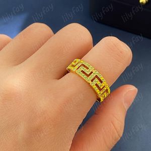 Anillo de diseñador Marca V de lujo Anillos ahuecados Anillos abiertos chapados en oro Moda Grecia Anillo de diamantes para mujeres Joyería de boda Regalos Top