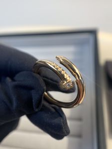 Designer Rose Gold Anneau de nail épais cinglé Top V-Gold avec anneau de diamant pour femme homme électroplate 18K Premium classique avec boîte