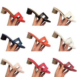 Sandales de concepteur Luxury Clogs pour femmes Mule Bottom Bottom Brand Sandals Slide Letter LETTERS PLIPPERS FEMMES PLIPPERS SUMME PLAQUE PLAQUE COUVAS