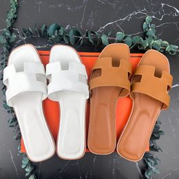 Designer Diapositives Sandale Pantoufles Plage Classique Sandale Plate De Luxe Été Dame En Cuir Tongs Hommes Femmes