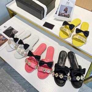 Sandalias de diseñador para mujer, piel de cordero, zapatillas blancas con lazo, zapatillas de verano con cuentas de perlas y flores, zapatos de vestir de goma para verano