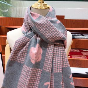 Bufandas de diseñador Bufandas de jacquard de cachemira de camelia clásica para mujeres Marca de Francia 5a Calidad Solapa Cabeza Bufandas de punto Mantón a cuadros Hijab Seda Diseñadores de lujo