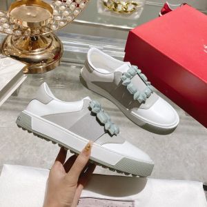 Zapatos de diseñador para mujer Eleva tu estilo: descubre la elegancia de las zapatillas blancas con detalles únicos: una combinación perfecta de comodidad y lujo