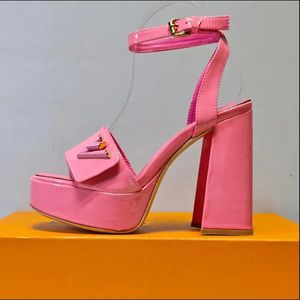 Chaussures de créateurs Décoration de boucle de mode Cuir verni rose Chaussures à talons hauts de 11 cm 35-41 avec boîte de luxe Designers Plate-forme talons cheville Wrap Rome Sandal femmes