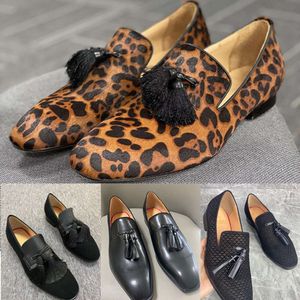 Zapatos de diseñador Mocasines Zapatos formales para hombre Estampado de leopardo Vestido de crin Zapato de cuero Punta puntiaguda Borla Mocasín Moda Zapatos de fiesta de boda con caja NO497