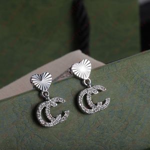 Créateur de mode simple argent incrusté en forme de coeur Zircon Alphabet pendentif Charm boucles d'oreilles pour femmes, support d'oreille personnalisé, mariage, banquet, Noël