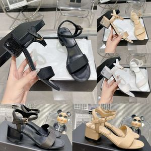 Designer Slides Slingbacks Chaussures Crystal Heels Luxury Matte Sandales en cuir authentique Party Party Black With Box 534