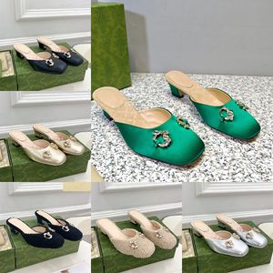 Diseñador Diapositivas Zapatillas para mujer Cristales Botón Mula Verde Negro Satén Zapatillas de tacón bajo Diamante de imitación Desgastes Dedos redondos Diapositivas Suela fina Sandalia deslizante