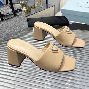 Designer Femmes Sandales À Talons Hauts Pantoufles Talon Chunky En Cuir Texturé Triangle Logo En Métal Mode Casual Avec Boîte Et Sac À Poussière Taille 35-43