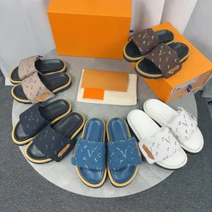 Designer Slippers Pool Pool Oreads Slides Men Sandales Femmes Platformage Platage Classic Brand Summer Bage Scuffs Flat Comfort Mule Denim Sandale douce en relief Sandale