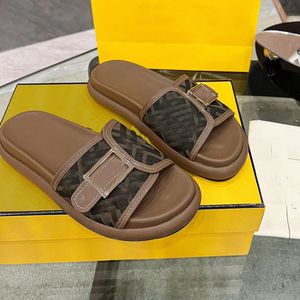 Zapatillas de diseñador Zapatillas de moda para mujer de color sólido Sandalias sexy de temporada con hebilla metálica de verano Zapatos ingleses Sandalias de plataforma de cuero para playa para mujer