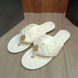 Pantoufles de créateurs Sandales d'été Camélia Little Fragrance Flipflops Sandales Chaneles en cuir rhomboïde Diamant Sandale plate Casual Wear Beach Tongs YIJ