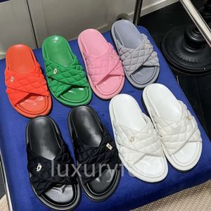 Designer Slippers Femmes Hommes Puch matelassé Pool Pool Oreiller Confort des glissades Sandale Croive Mule Crystal Boucle Boucle Interdépendance Plate-shirt Fotombe