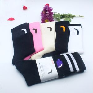 Calcetines de diseñador para hombres, mujeres, chaussette de algodón completo, Calzini clásico, medias gruesas transpirables, baloncesto blanco y negro, deportes de moda, calcetines bordados de punto