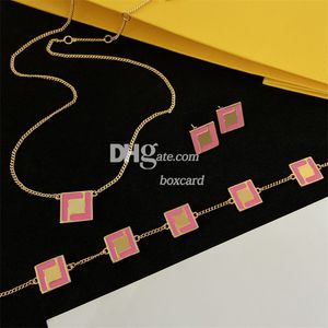 Diseñador Square Matal Pendiente Pulsera Conjuntos de collar Cadena de oro de lujo Pulseras Collares Pendientes chapados en letras