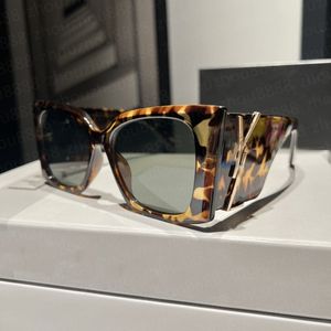 Lunettes de soleil de mode de luxe pour femmes designer chaud style d'été anti-ultraviolet rétro plaque carrée lunettes à monture complète boîte aléatoire9249