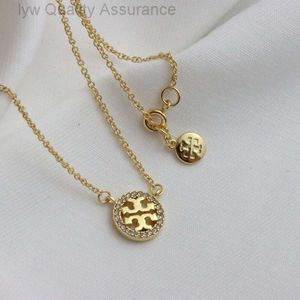 Collier de créateur Tory TB Bijoux Pendentif lettre creuse circulaire avec micro incrustation de diamants étincelants et collier TB en or véritable plaqué Super Flash 18 carats