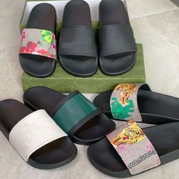 Sandales de créateurs Diapositives pour hommes Pantoufles en caoutchouc Chaussures pour femmes Tongs de plage 2024 avec boîte 311