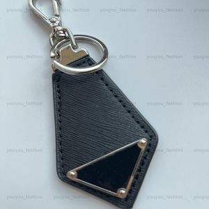 Designer unisexe noir porte-clés accessoires P porte-clés lettre modèle de luxe voiture porte-clés bijoux cadeaux longes pour sac à clés