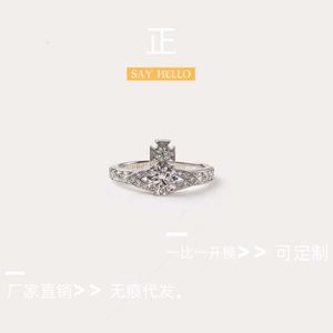 La créatrice Viviene Westwoodthe Western Empress Dowager's Same Vivienne Double Layer Amovible Sparkling Diamond Crown Ring a une sensation haut de gamme et un luxe léger