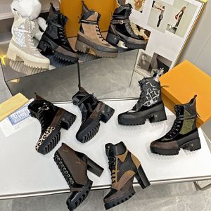 Botas de diseñador para mujer, zapatos con medalla de flecha de amor, Laureate Flamingos, cuero de invierno, tacones altos gruesos, botines del desierto