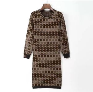 Vestido de mujer de diseñador Nuevo vestido de manga larga de primavera e invierno de gama alta con letras personalizadas, bolso de punto, falda adelgazante de cadera, hombres y mujeres, pareja, camiseta, talla S-XXXL