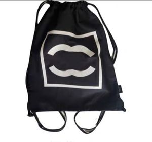 Sac à dos en toile noir et blanc pour femmes, sac à dos classique avec logo imprimé, grande capacité, sac de courses, sac à bandoulière simple, sac de plage portable pour l'environnement